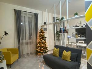 ein Wohnzimmer mit einem Weihnachtsbaum und einer Couch in der Unterkunft IN ROME IN LOVE IN BIKE in Rom