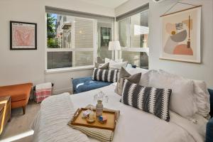 una sala de estar con una cama blanca y una bandeja. en Urban Abode 18 BY Betterstay, en Seattle