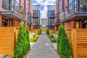 a walkway in front of a building with bushes at Urban Abode 18 BY Betterstay in Seattle