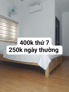 ein Schlafzimmer mit einem Bett mit den Worten Look thru Zoox replay Pillow in der Unterkunft Vũng Tàu Sunhotel in Vũng Tàu