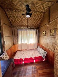 ein kleines Bett in einem Zimmer mit Fenster in der Unterkunft Joseph Agricultural Farm in Ubay