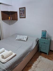 - une chambre avec un lit et une table de nuit bleue dans l'établissement RIO lodge, à San Nicolás de los Arroyos