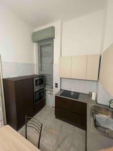 uma cozinha com um lavatório e um fogão em Casa vacanze SMA93 em Monza