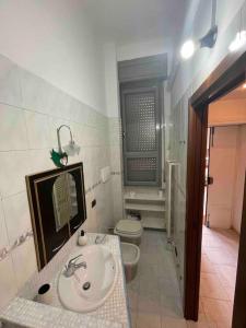 uma casa de banho com um lavatório e um WC em Casa vacanze SMA93 em Monza