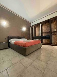1 dormitorio con 1 cama grande en una habitación en Casa vacanze SMA93 en Monza