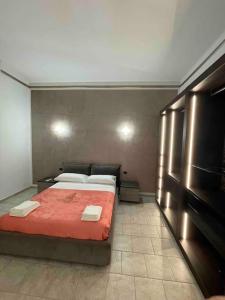 sypialnia z łóżkiem z czerwoną pościelą i telewizorem w obiekcie Casa vacanze SMA93 w mieście Monza