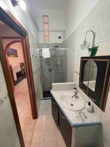 Casa vacanze SMA93 في مونزا: حمام مع حوض ودش ومرآة