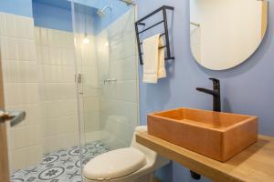 y baño con lavabo, aseo y ducha. en Siete Balcones Hotel y Coworking, en Pasto