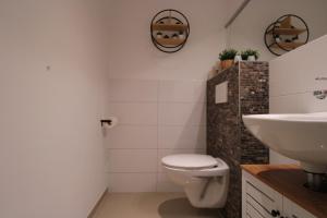 ヴォルフスブルクにあるGRAzzOO 3 getrennte Zimmer 3x Smart TVのトイレと洗面台付きのバスルーム +33枚の写真