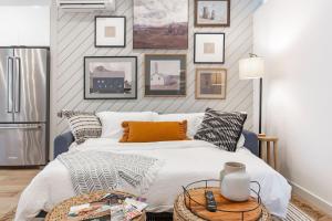 een slaapkamer met een bed en een muur met foto's bij Capitol Luxe Six BY Betterstay in Seattle