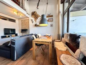 ein Wohnzimmer mit einem Tisch und einem Sofa in der Unterkunft FEWO Yeti in Oberstaufen