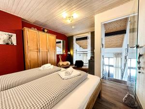 2 Betten in einem Zimmer mit roten Wänden in der Unterkunft FEWO Yeti in Oberstaufen