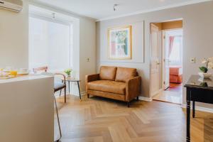 Ruang duduk di Orly Suites
