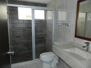 Baðherbergi á ACL Suites