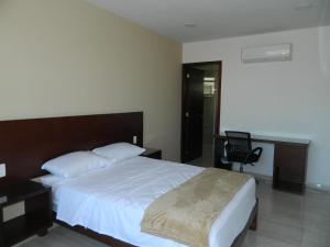 Rúm í herbergi á ACL Suites