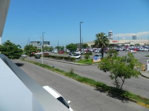 un parking avec des voitures garées sur un parking dans l'établissement ACL Suites, à Boca del Río