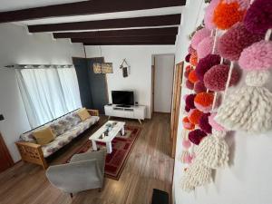比亞里卡的住宿－Moderna Cabaña en Villarrica，客厅配有沙发和桌子