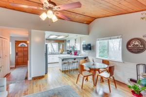 une cuisine avec un ventilateur de plafond et une table dans l'établissement Mid-Century Mod Cottage, Steps to Lake Gregory!, à Crestline