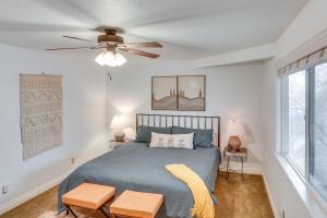 une chambre avec un lit et un ventilateur de plafond dans l'établissement Mid-Century Mod Cottage, Steps to Lake Gregory!, à Crestline