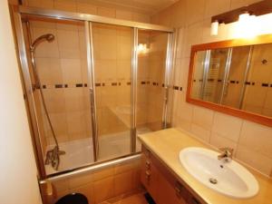 La salle de bains est pourvue d'une douche et d'un lavabo. dans l'établissement Appartement Tignes, 2 pièces, 5 personnes - FR-1-449-147, à Tignes