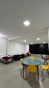 Zimmer mit Betten, Tisch und Stühlen in der Unterkunft Flat Central in Bonito