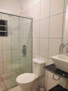 La salle de bains est pourvue d'une douche, de toilettes et d'un lavabo. dans l'établissement Pousada Marajó For You - Suíte Master, à Soure