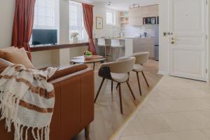 Dapur atau dapur kecil di Orly Suites