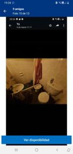 Una foto de un baño con dos aseos en una habitación en 9 amigos en Villa Gesell