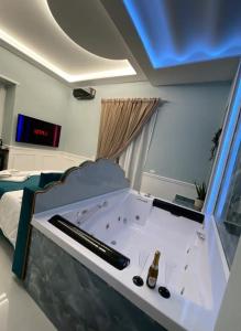 - Baño con bañera y botella de champán en Sunny Suite Napoli, en Nápoles