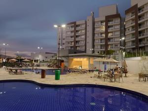 una piscina frente a un gran edificio de apartamentos en Lagoa Eco Towers Star Temporada, en Caldas Novas