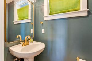 y baño con lavabo y espejo. en Lakeview Charm BY Betterstay en Seattle