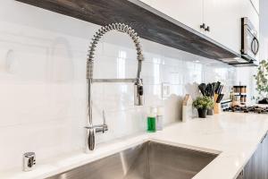 a kitchen with a sink and a faucet at View on Franklin BY Betterstay in Seattle
