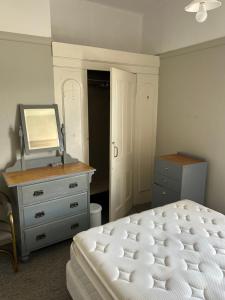 En eller flere senger på et rom på Ballymena House