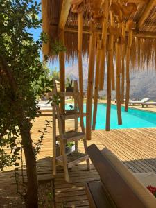 un complejo con terraza de madera y piscina en Cabañas Miraelqui en Pisco Elqui