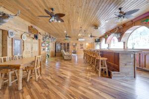 uma sala de jantar com mesa e cadeiras e um bar em Salmon Vacation Rental with On-Site River Access! em Salmon