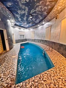 a swimming pool in a room with a ceiling filled with water at منتزة درة العروس in Taif