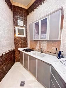 La salle de bains est pourvue d'un lavabo et d'une baignoire. dans l'établissement منتزة درة العروس, à Taif
