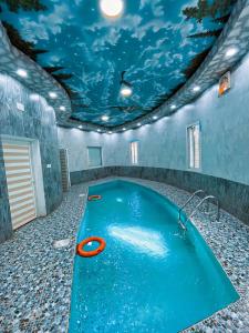 a room with a swimming pool with a blue ceiling at منتزة درة العروس in Taif