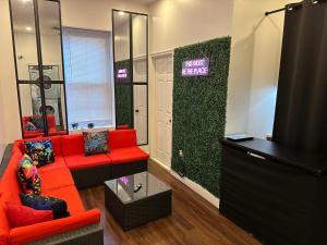 费城Art Deco Graffiti Suite的客厅设有红色沙发和绿色的墙壁