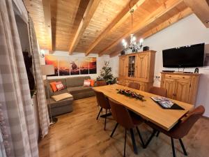 TV a/nebo společenská místnost v ubytování Ferienhaus Zillertal Panorama Blick Balkon Sauna