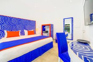 A bed or beds in a room at My Exclusive Italy - Beachfront Villa Sorrento & private sea access Még 37 kép