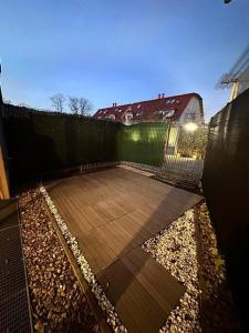 una pista de tenis frente a una valla en Modern 150 m2 Maisonette - Private Garden & Free Parking, en Viena