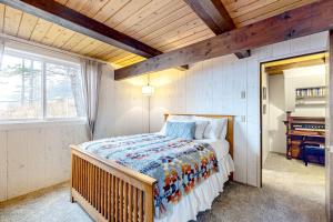 1 dormitorio con 1 cama en una habitación con ventana en Eagles' Oceanview, en Sequim