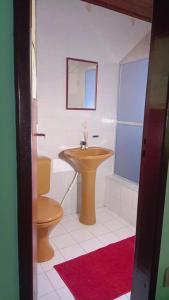 uma casa de banho com um lavatório e um WC em Pousada Canto da Praia em São Pedro da Aldeia