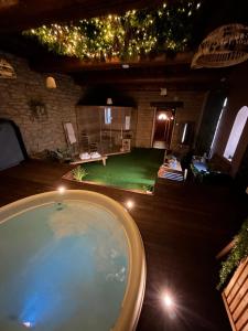 ein großer Pool in einem Zimmer mit Beleuchtung in der Unterkunft Le Clos Doré - appartement et Spa in Chessy