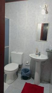La salle de bains est pourvue de toilettes et d'un lavabo. dans l'établissement Pousada Canto da Praia, à São Pedro da Aldeia