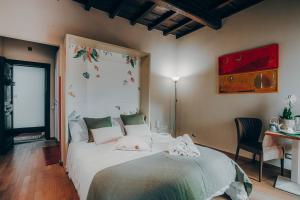 1 dormitorio con 1 cama grande en una habitación en Pantheon Eleven, en Roma