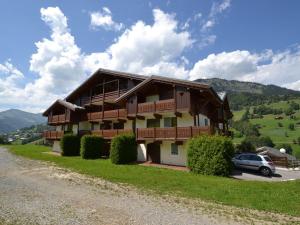 a house with a car parked in front of it at Appartement Flumet, 2 pièces, 6 personnes - FR-1-505-20 in Flumet