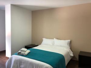 سرير أو أسرّة في غرفة في First Class Hotel en Baños - Ciudad Volcan