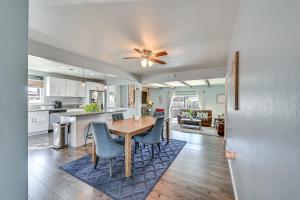 チュラビスタにあるWalkable Chula Vista Home with Private Yardのキッチン、ダイニングルーム(テーブル、椅子付)